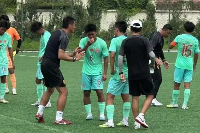 虽然范德贝克本赛季在曼联出场时间很少，但这并没有让法兰克福放弃签下他的计划，法兰克福相信范德贝克的能力，目前交易尚未完成，仍有一些细节问题需要敲定。